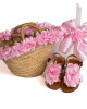 Σετ λαμπάδα σανδάλια ψάθινη τσάντα με ροζ λουλούδια.