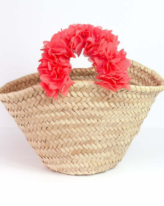 Σετ σανδάλια ψάθινη τσάντα κοραλί λουλούδια.                                                                                         