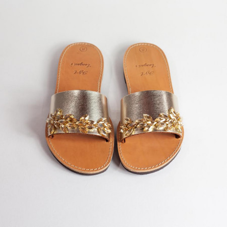 Gold leather sandals with crystals.